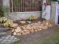 Ostrůvek na dvorku - suché zídky